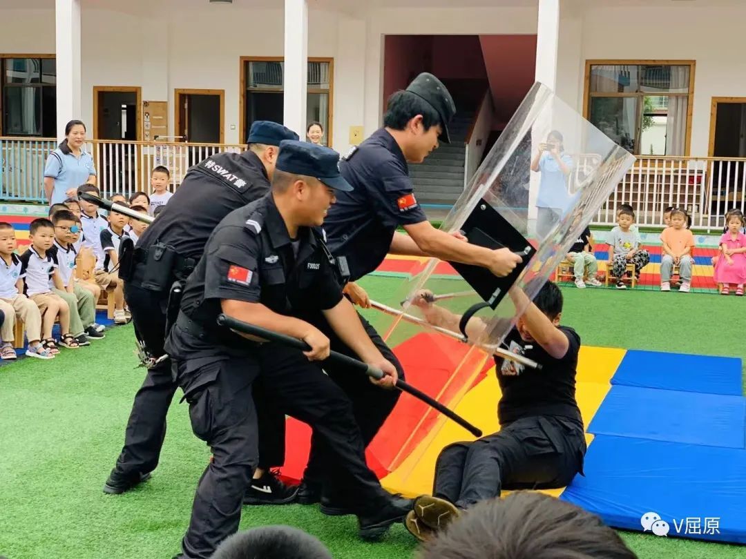 屈原公安局巡特警大队开展反恐防暴演练 为进一步把学校,幼儿园安全