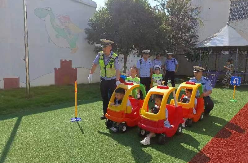 屈原公安交警走进幼儿园带萌娃做游戏学好 “开学第一课”