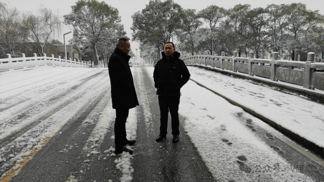 屈原城管主动出击 应对低温雨雪天气