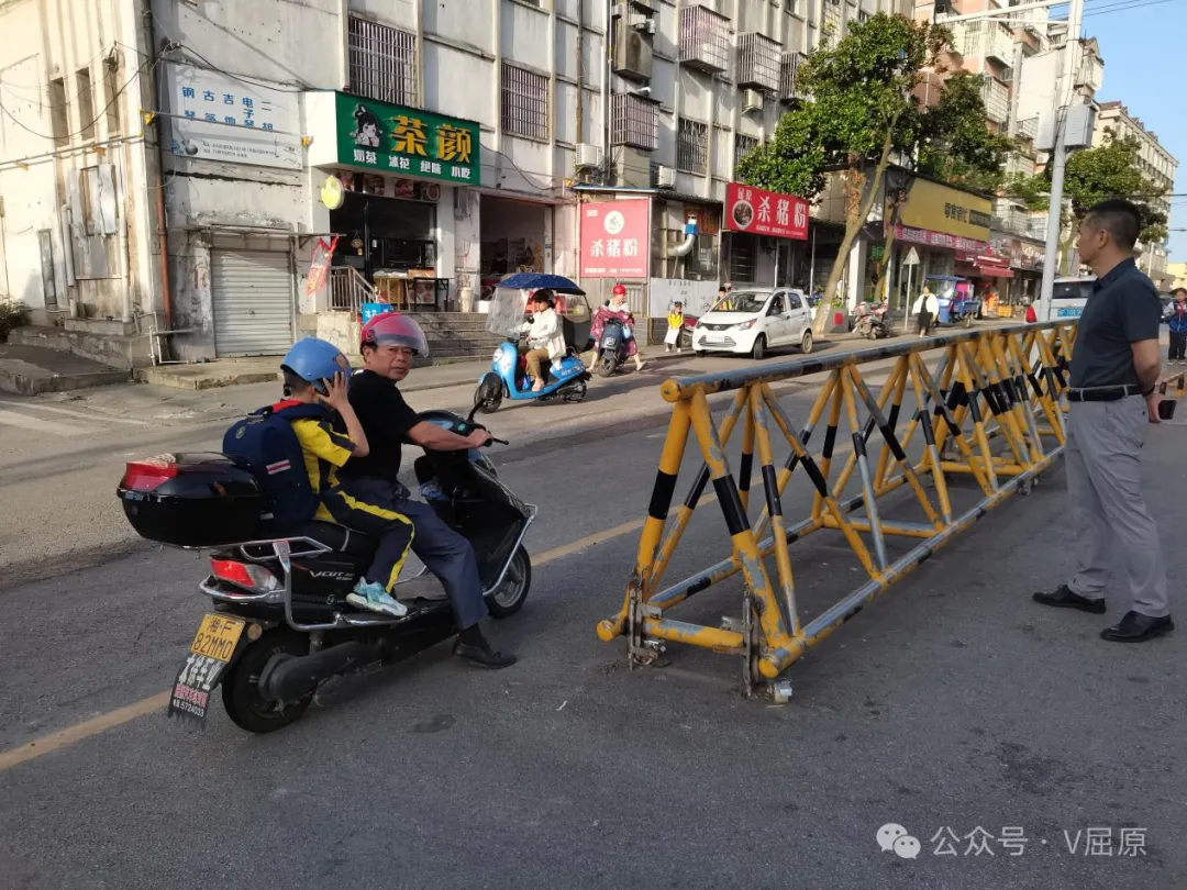 小手拉大手 文明一起走——屈原二小“一盔一帶”安全守護行動工作紀實