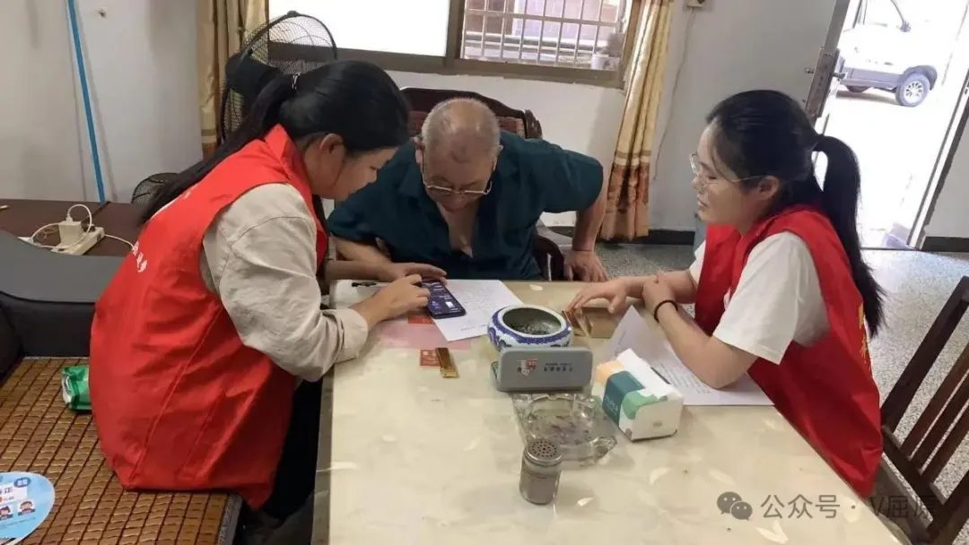 數(shù)字敲門暖夕陽，天問街道志愿者攜手老人跨越“數(shù)字鴻溝”