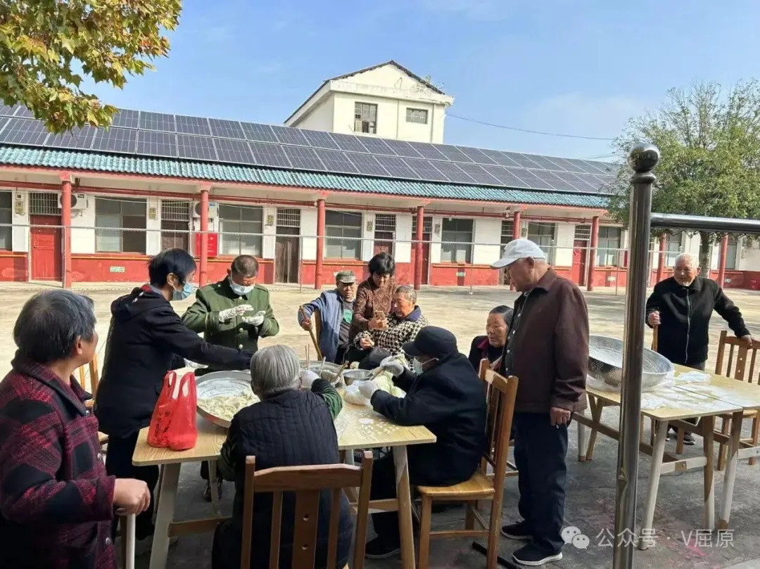 饺子香飘敬老院 情意暖融立冬时