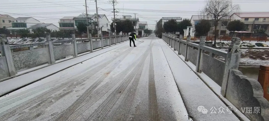 区交警大队迎雪而战全力守护辖区道路安全