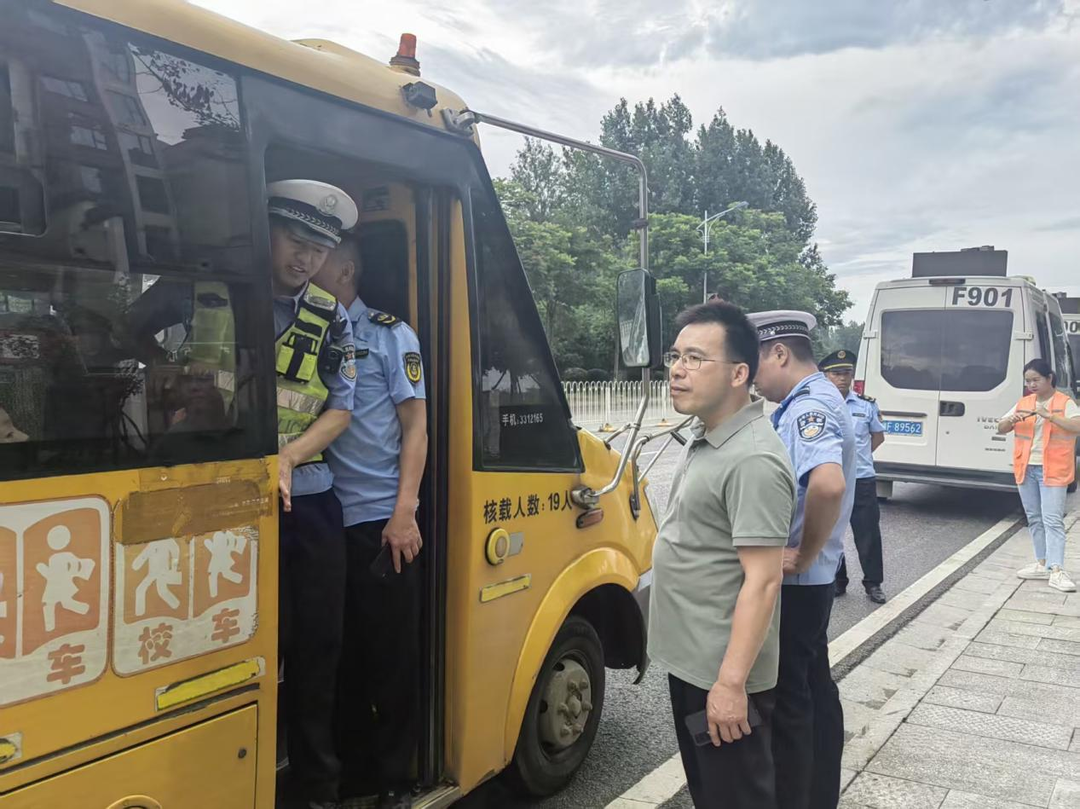 联合督查护平安！ ——屈原管理区多部门开展校车顽瘴痼疾专项整治