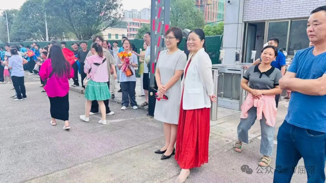 壮行逐梦踏征途 凝心聚力战高考——屈原中学暖心送别高三学子奔赴考场