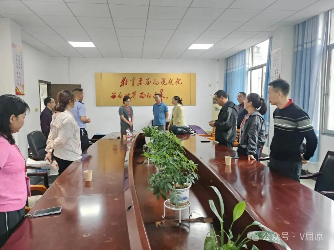 细雨润考场 关怀伴征程——代颖慧赴汨罗二中考点慰问高考师生及工作人员